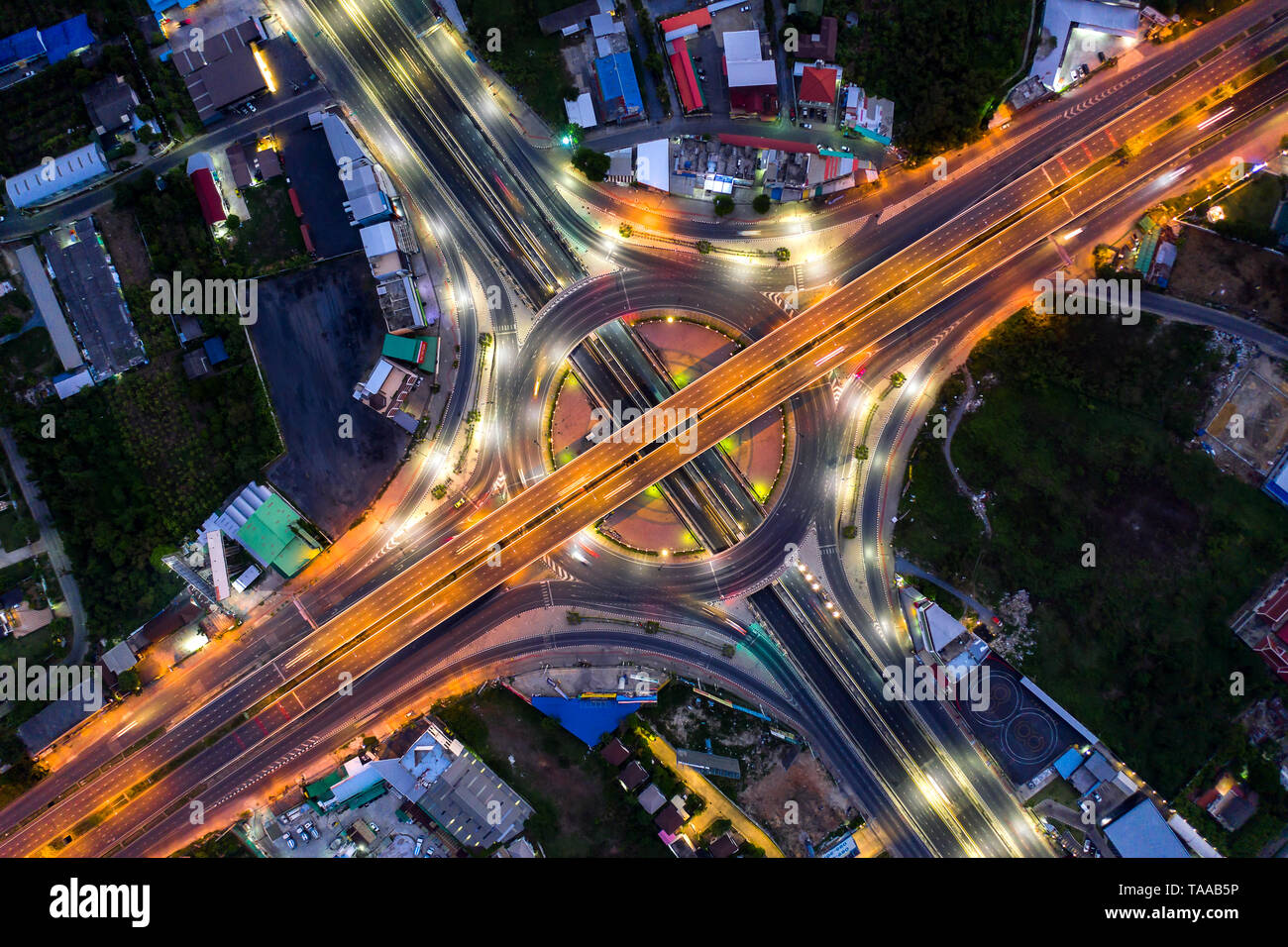 Luftaufnahme von Autobahnkreuzen Blick von oben auf die Stadt bei Nacht, Bangkok, Thailand. Stockfoto