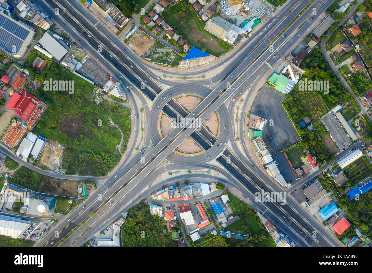 Luftaufnahme von Autobahnkreuzen Blick von oben auf die Stadt, Bangkok, Thailand. Stockfoto