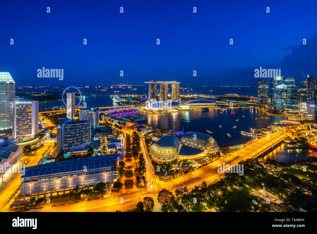 Luftaufnahme des Geschäftsviertels von Singapur und Stadt in der Dämmerung in Singapur, Asien. Stockfoto