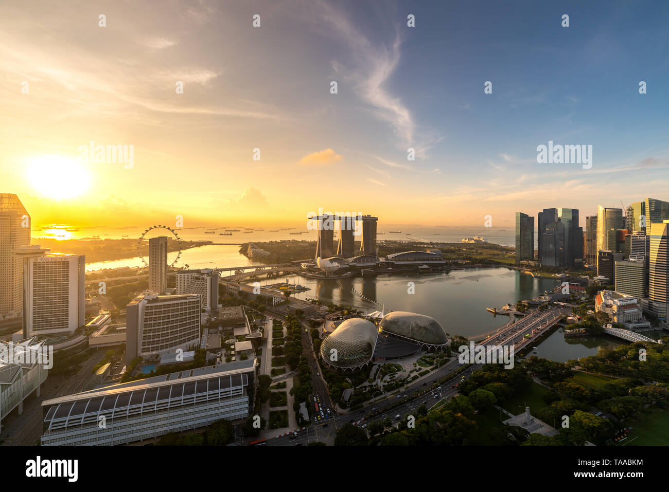 Luftaufnahme von Singapurs Geschäftsviertel und Stadt während Sunrise in Singapur, Asien. Stockfoto
