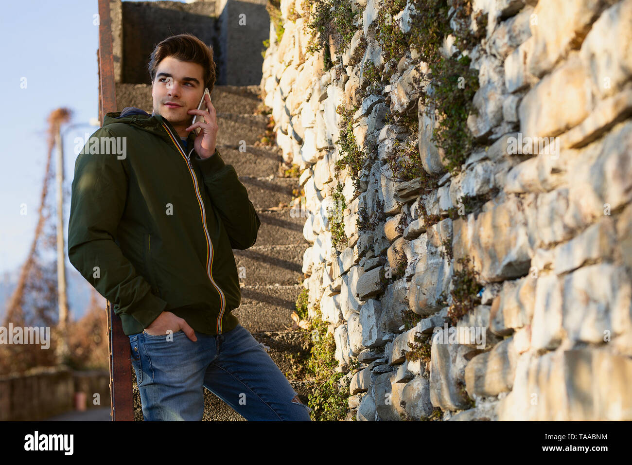 Gut aussehender Mann Handy-Anruf Lächeln im Freien Stadt Straße Stockfoto