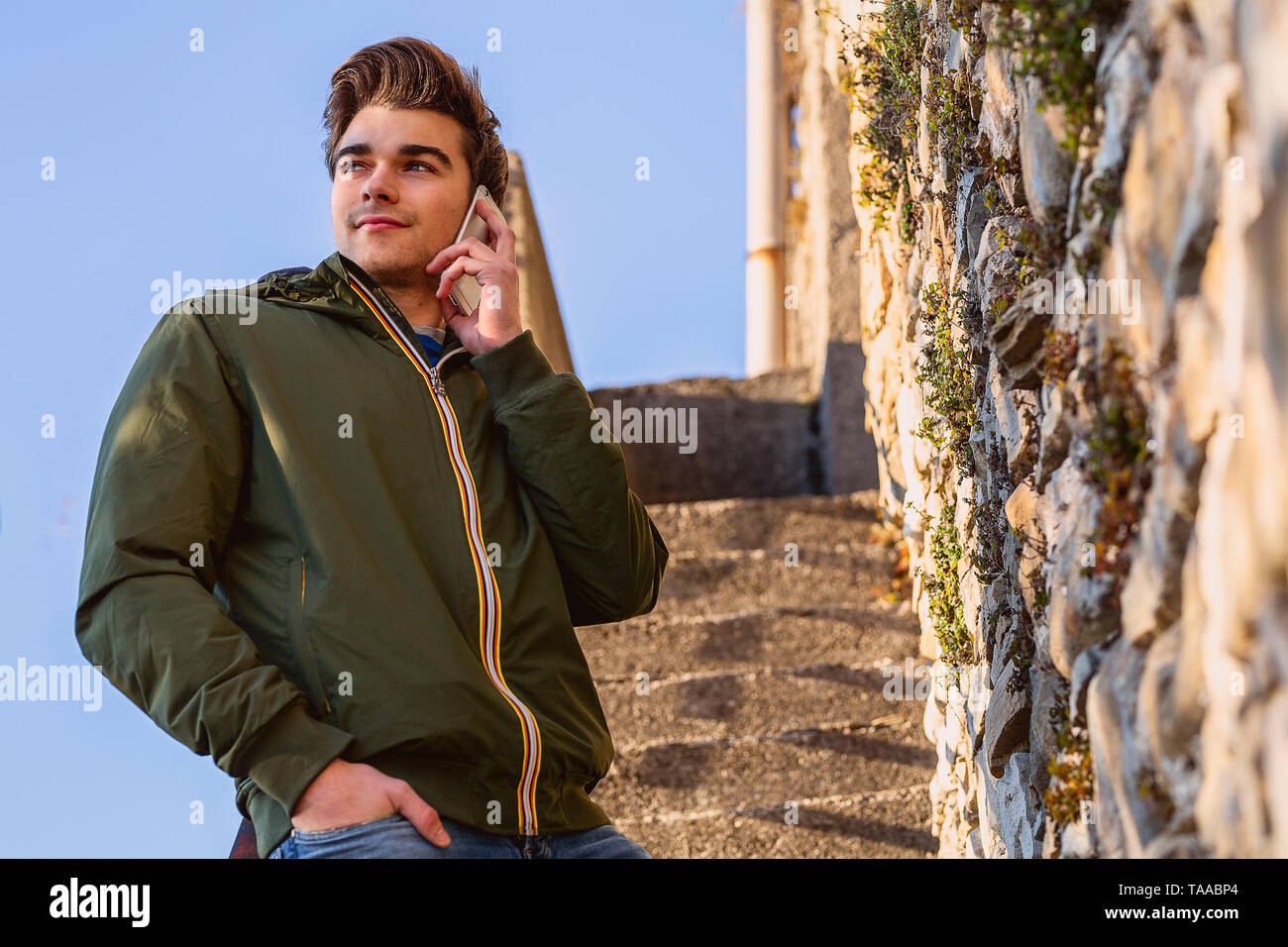 Gut aussehender Mann Handy-Anruf Lächeln im Freien Stadt Straße Stockfoto