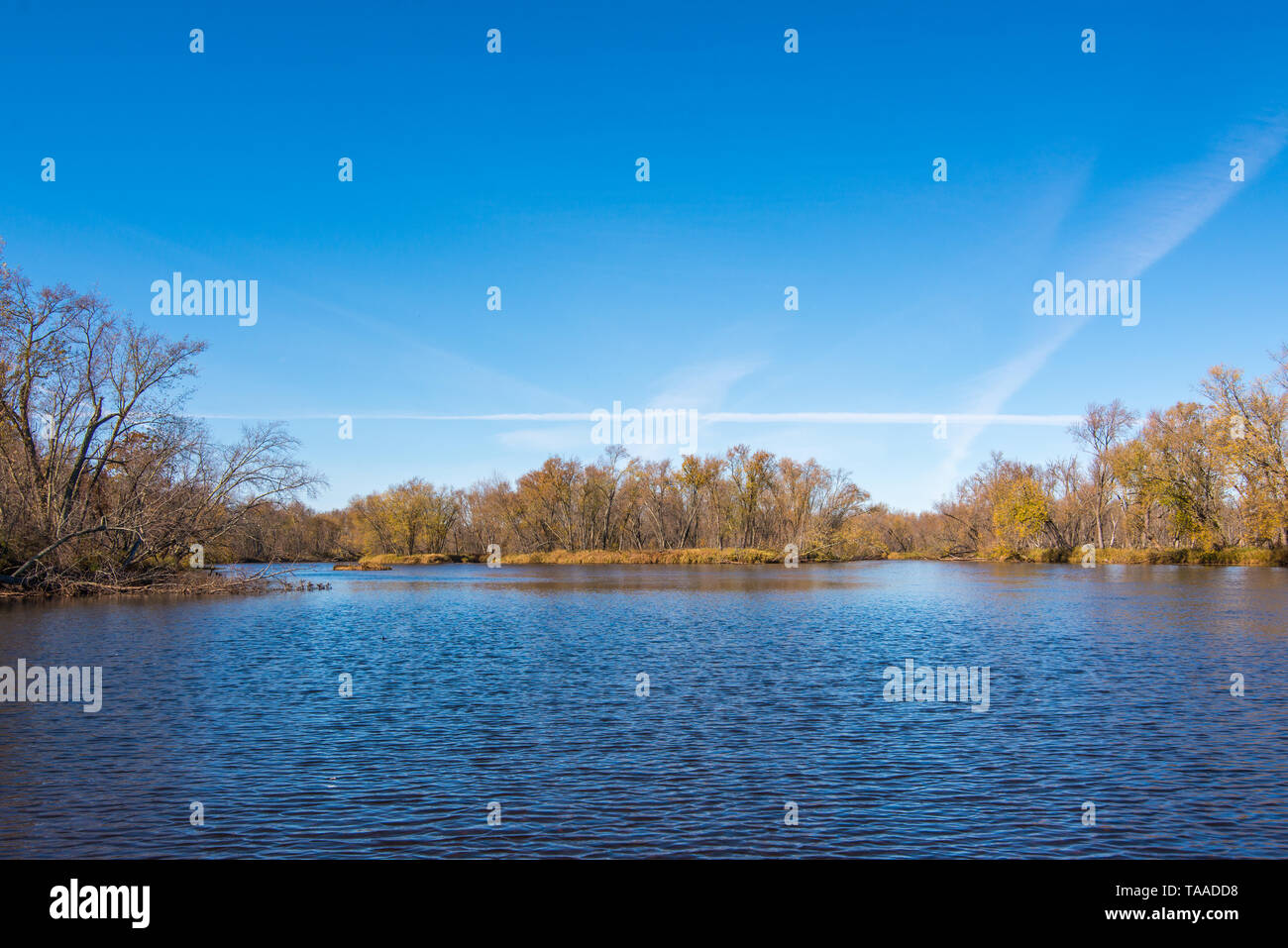 Weitwinkel Landschaft einer Insel in der Großen St. Croix River mit Wisconsin auf dem linken Ufer und Minnesota auf der rechten Küste - Sonniger Tag wi Stockfoto