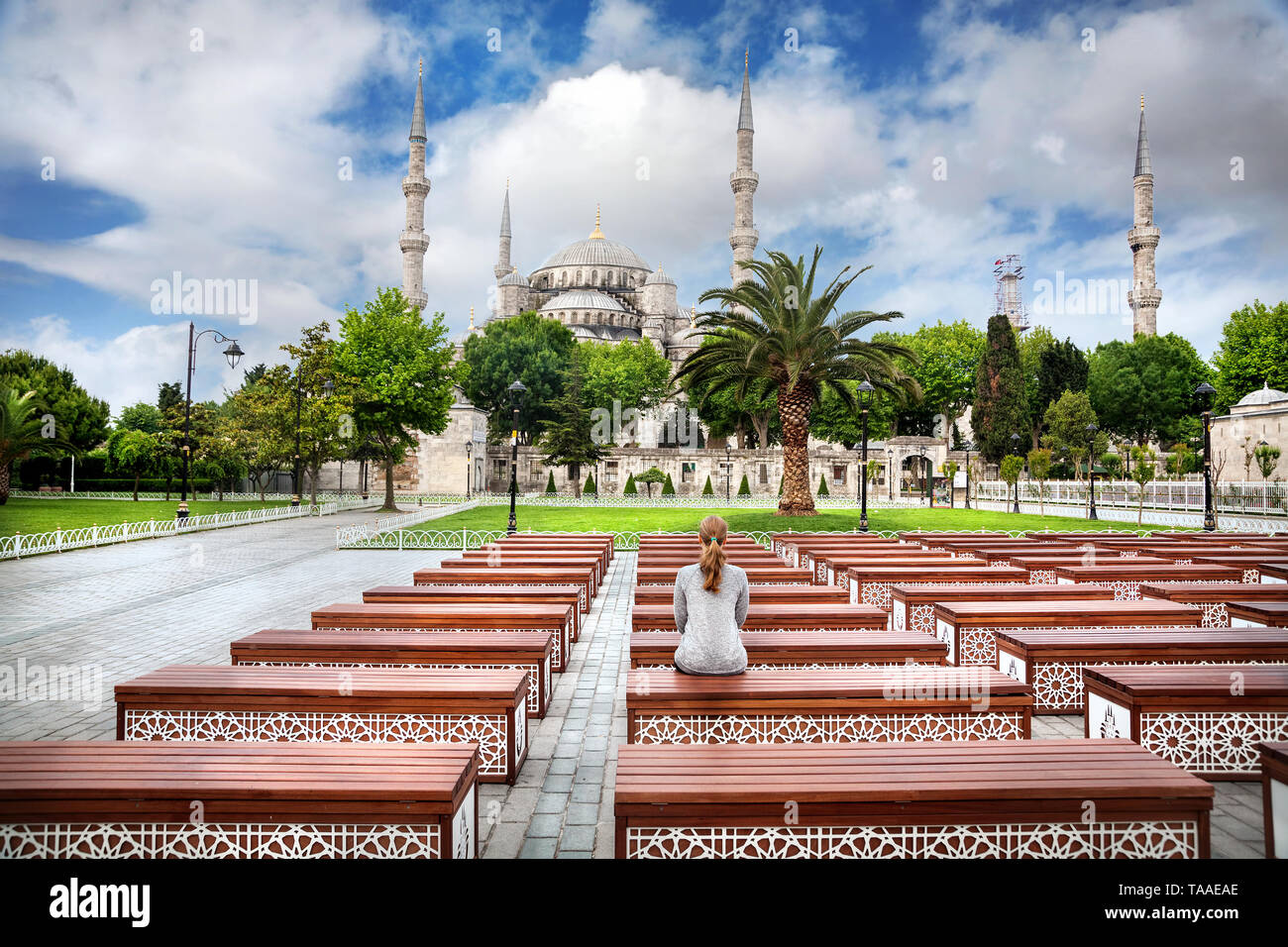 Frau auf der Bank mit Blick auf die Blaue Moschee in Istanbul, Türkei Stockfoto