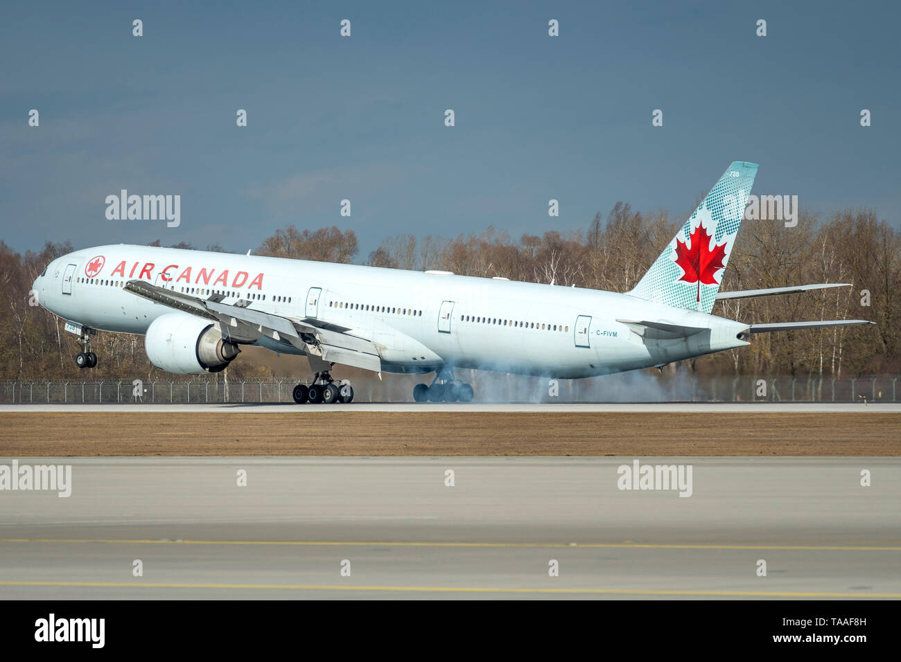 München, Deutschland - 04. März 2019: Air Canada Boeing 777-333 mit dem Flugzeug Registrierung C-FIVM in der Annäherung an die nördliche Landebahn des München Stockfoto