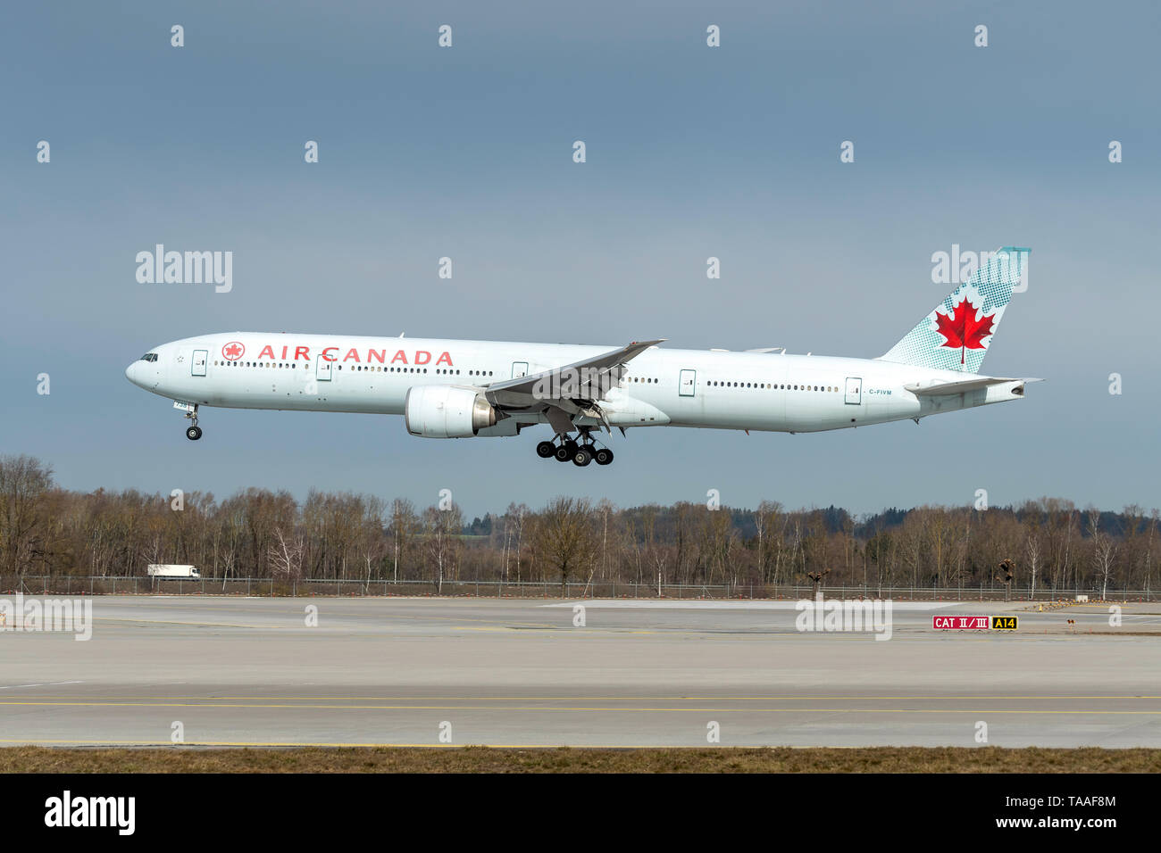 München, Deutschland - 04. März 2019: Air Canada Boeing 777-333 mit dem Flugzeug Registrierung C-FIVM in der Annäherung an die nördliche Landebahn des München Stockfoto