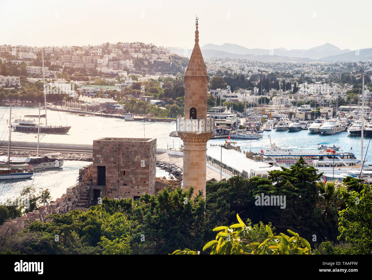 Moschee mit Turm der Burg von Bodrum Museum und Blick auf den Hafen in der Türkei Stockfoto