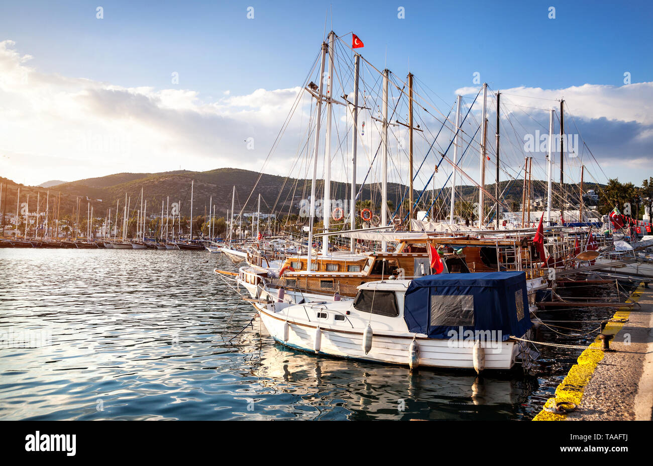 Hafen mit Booten in die Ägäis in tropischen Bodrum in sonniger Tag, Türkei Stockfoto