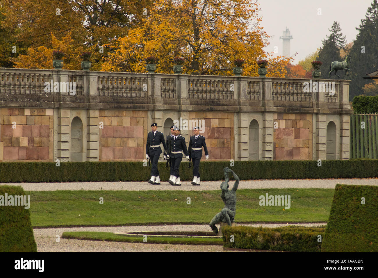 Royal Wachen patrouillieren rund um Schloss Drottningholm, Stockholm Stockfoto