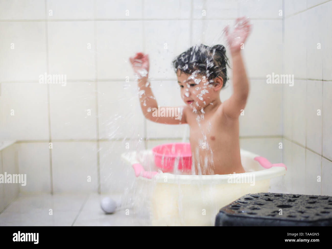 Kinder Dusche Bad/Asien kid Mädchen in der Badewanne spielen - kleines Mädc...
