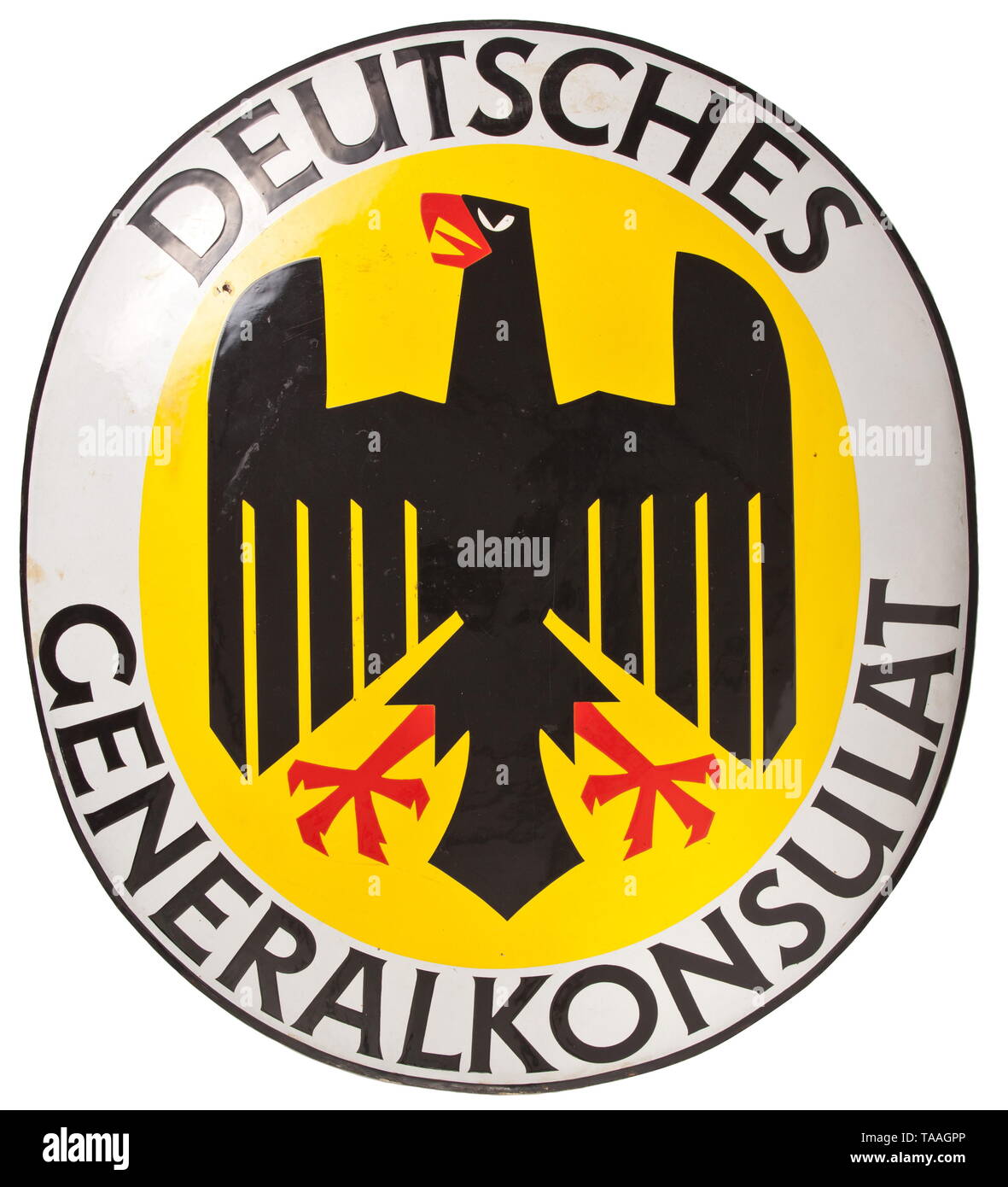 Ein Zeichen für das Deutsche Generalkonsulat Bügeleisen, gewölbtes mit Emailmalerei, nationalen Adler in Landesfarben in der Mitte, umschrift 'Deutsches' Generalkonsulat, Anbaugerät auf die umgekehrte Montage. Abmessungen ca. 83 x 75 x 7 cm. historischen, historische, 20. Jahrhundert, Additional-Rights - Clearance-Info - Not-Available Stockfoto