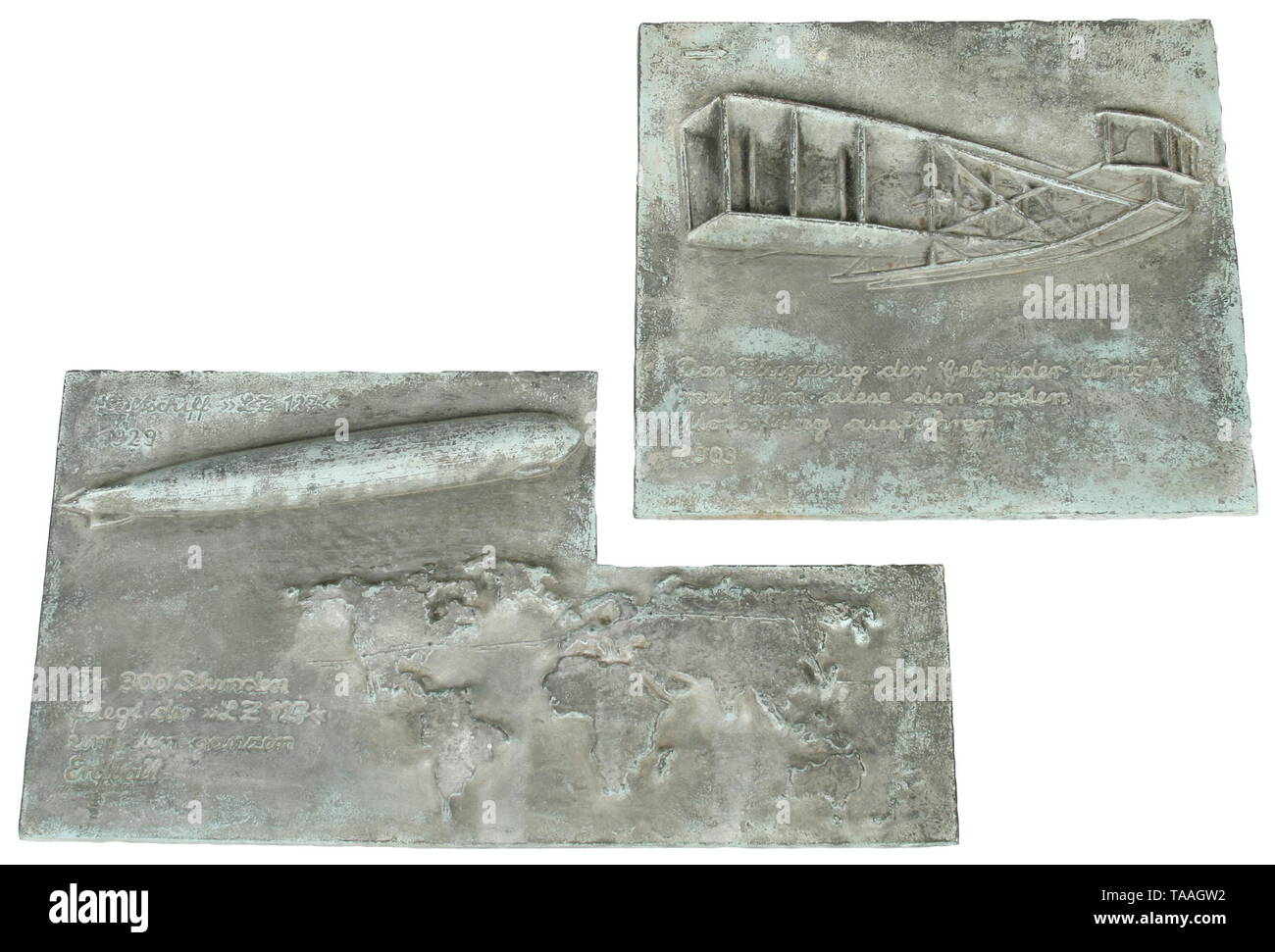 Zwei bronze Reliefs auf der Geschichte der Luftfahrt Tr. "Die Flugzeuge gebaut und von der Brüder Wright am ersten Motor geflogen - Motorflug 1903'. Abmessungen ca. 44 x 39,5 x 7 cm. Gewicht 8,5 kg. Auch "Luftschiff LZ 127'-tr. In 300 Stunden die LZ 127 circumnavigates der Welt'. Abmessungen ca. 64 x 37 x 7 cm, Gewicht 7,8 kg. Darstellung des Luftschiff über den Kontinenten. Nach dem bisherigen Eigentümer, diesen Bronzeplatten kommen aus der ehemaligen Luftfahrtministerium in Berlin. Beiden Reliefs mit Wandhalterungen auf der Rückseite. Die Objekte werden in der c-, Additional-Rights - Clearance-Info - Not-Available Stockfoto