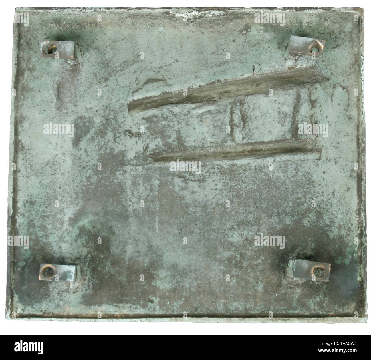 Zwei bronze Reliefs auf der Geschichte der Luftfahrt Tr. "Die Flugzeuge gebaut und von der Brüder Wright am ersten Motor geflogen - Motorflug 1903'. Abmessungen ca. 44 x 39,5 x 7 cm. Gewicht 8,5 kg. Auch "Luftschiff LZ 127'-tr. In 300 Stunden die LZ 127 circumnavigates der Welt'. Abmessungen ca. 64 x 37 x 7 cm, Gewicht 7,8 kg. Darstellung des Luftschiff über den Kontinenten. Nach dem bisherigen Eigentümer, diesen Bronzeplatten kommen aus der ehemaligen Luftfahrtministerium in Berlin. Beiden Reliefs mit Wandhalterungen auf der Rückseite. Die Objekte werden in der c-, Additional-Rights - Clearance-Info - Not-Available Stockfoto