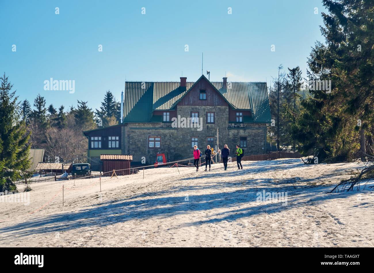 KLIMCZOK, Polen - 31. MÄRZ 2019: Touristen auf den Höhenweg von der Jugendherberge in Klimczok in den polnischen Beskiden. Stockfoto