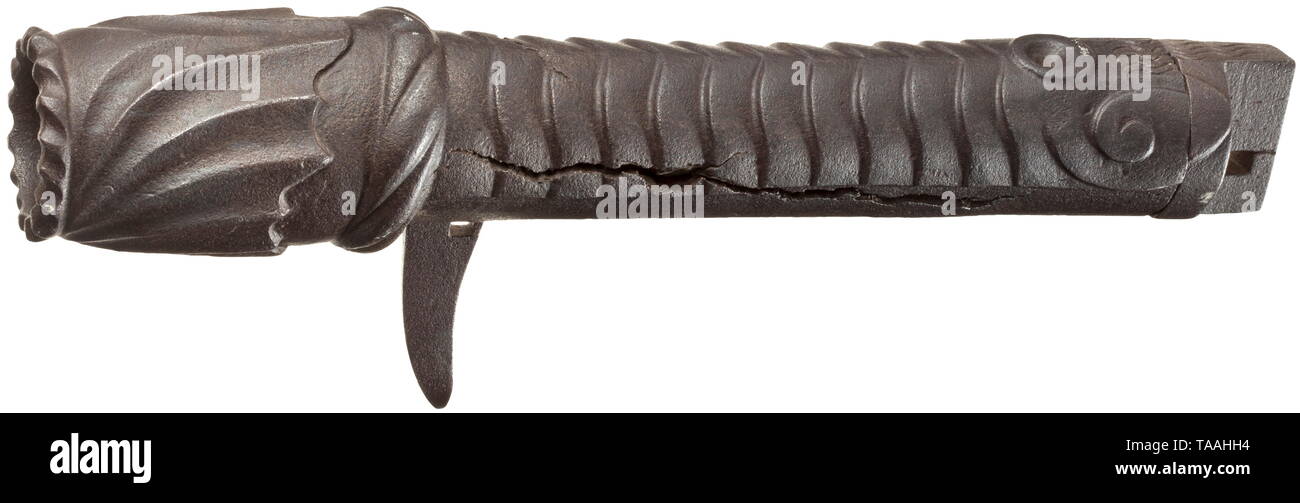 Ein italienisches Hand cannon, vermutlich Ende des 15. oder Anfang des 16. Jahrhunderts Eisen, geschmiedet, gereinigt Rohr mit Gewinde zum Einschrauben in Steißlage Block (Länge 29 cm, mit Sockel 33 cm), einen großen Riss auf der linken Seite, weitere Riss im rechten Fang. Auf der langen Kammer wieder - wie Muster, die zusammen mit geriffelten Schnauze, die hand Cannon gibt einen Drachen - wie Aussehen. Der Boden der Kammer mit einer massiven Haken Mittelalter, Additional-Rights - Clearance-Info - Not-Available Stockfoto