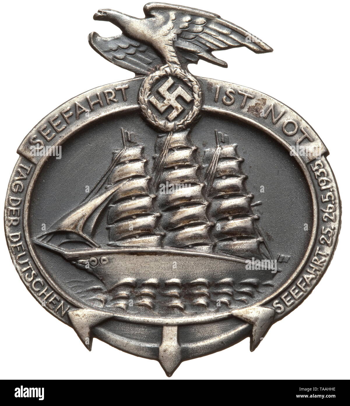 Ein Abzeichen für Gäste der Ehre eefahrt ist nicht "in einem Fall Pin Badge mit Segelschiff vor Anker, nationalen Adler mit Hakenkreuz. Das Motto von eefahrt ist-nicht-Tag der deutschen Seefahrt 25.-26.5.2006 1935". (Tr. "Navigation ist notwendig - Tag der Deutschen Navigation 25 -26 Mai 1935"). Auf der Rückseite horizontale Befestigung Stift und markieren Sie '900' sowie die Aufschrift "N.S.D.A.P - Auslands-Organization Seefahrt', Herstellerzeichen 'Fr. Zimmermann Pforzheim". In passendem Etui. Abmessungen von 6 x 6,5 cm. Selten. historischen, geschichtlichen, Awards, Awards, Deutsches Reich, Drittes Reich, Editorial-Use - Nur Stockfoto