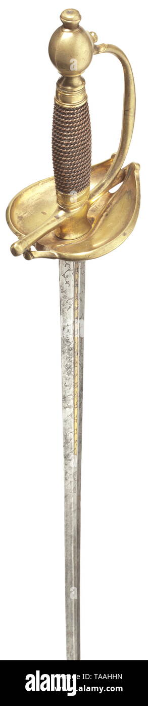 Ein kleines Schwert für russische Offiziere, Herrschaft von Katharina II., der Große (1762 - 1796) stieß Blade der abgeflachten Sechskant, das obere Drittel mit fullers, mit vergoldeten dekorative Radierungen und Inschrift "Vivat Catharina' in lateinischen und kyrillischen Schrift auf beiden Seiten. Messing Griff mit teilweise erhaltenen Wachsmodelle. Den Griff mit Messing Draht umwickeln. Der Punkt war vielleicht etwas verkürzt. Länge 100 cm. Sehr selten. Eine der wenigen bekannten ähnliche Stücke ist im Staatlichen Historischen Museum in Moskau ausgestellt, Inventarnummer 85687/oder. 6422. Ich dargestellt, Additional-Rights - Clearance-Info - Not-Available Stockfoto