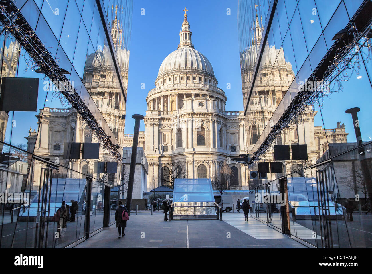 Saint Paul's Cathedral spiegelt sich auf einem nahe gelegenen Gebäude aus Glas, London, Vereinigtes Königreich. Stockfoto