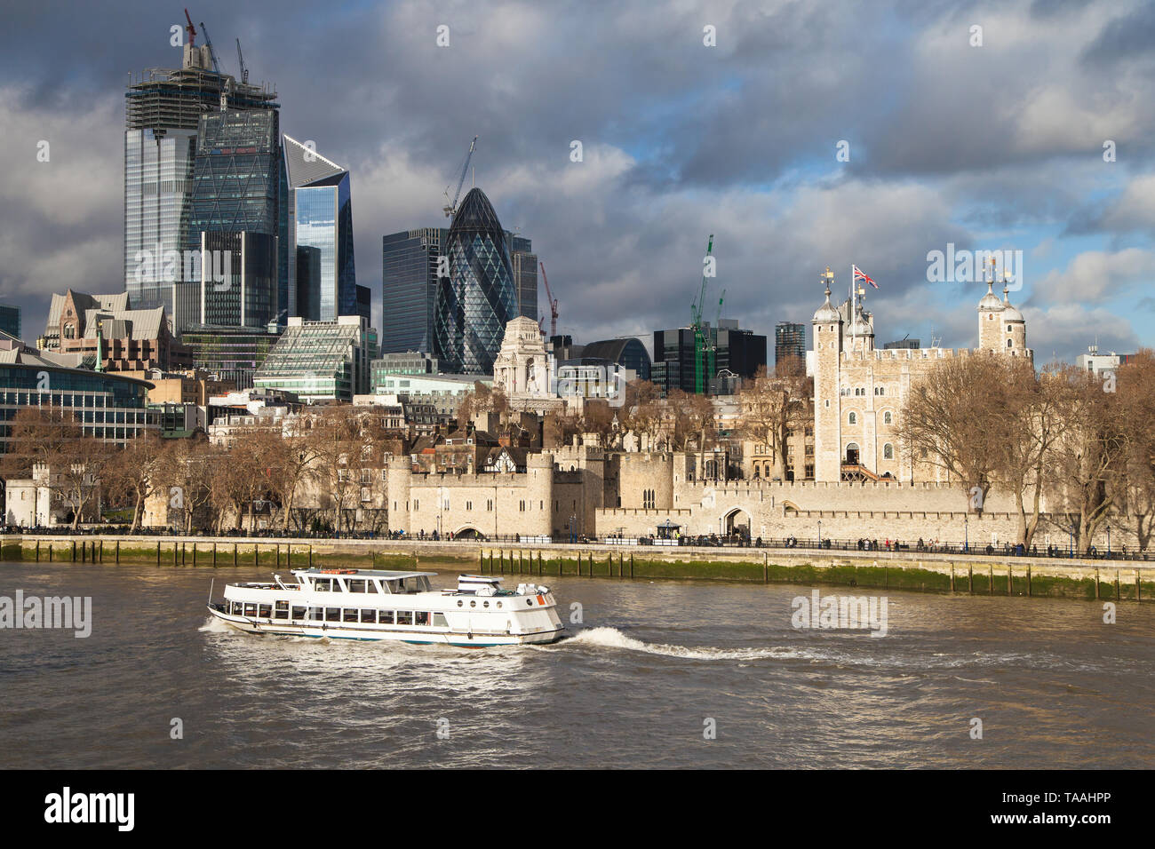 Der Turm und die Stadt von der Tower Bridge, London, Vereinigtes Königreich. Stockfoto