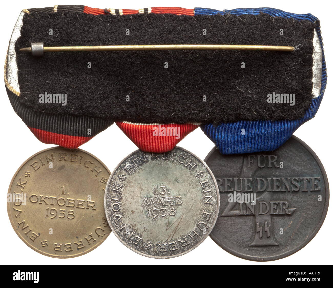 Ein SS-lange Service Award für vier Jahre auf drei - Teil Aufträge Verschluss geschwärzt, NE-Metall mit scharf definierten, Prägung, tropfenförmige Ring. Auch, Medaille zur Erinnerung an die Annexion des Sudetenlandes und Österreich, die Aufträge Verschluss mit schwarzem Stoff gesichert. Seltenes Beispiel von einem Mitglied der SS-Verfügungstruppe (Entsorgung Truppe). historischen, geschichtlichen, Awards, Awards, Deutsches Reich, Drittes Reich, Nationalsozialismus, Nationalsozialismus, Objekt, Objekte, Fotos, Medaillen, Orden, Ehrenzeichen, Medaillen, Orden, Clipping, Ausschneiden, Ausschneiden, Ausschnitten, Ehre, Ehre, Nationalsozialistischen, Nazi, Na, Editorial-Use - Nur Stockfoto