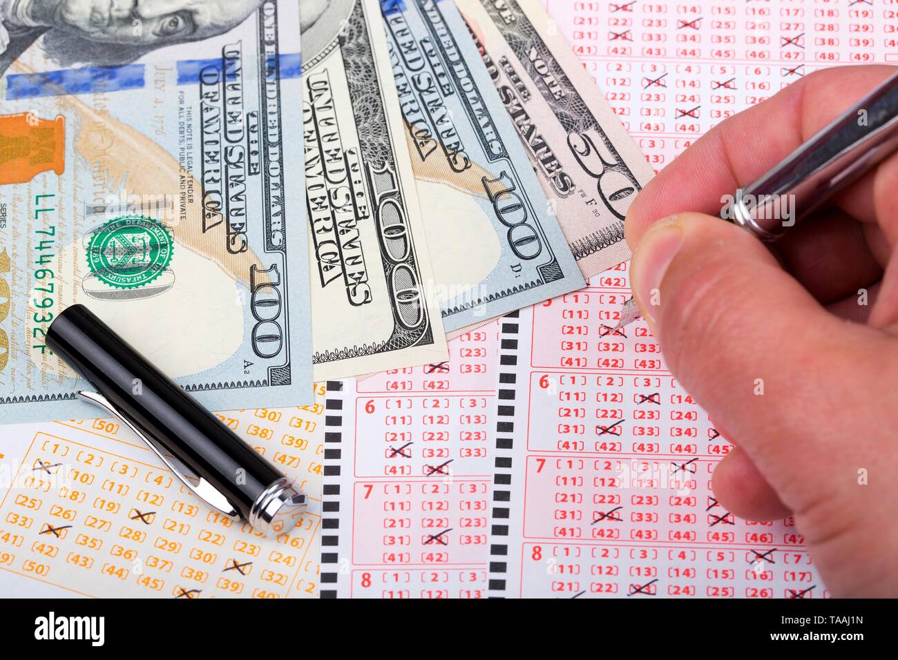 Lottery tickets mit einer Feder und einem Amerikanischen Dollar Stockfoto