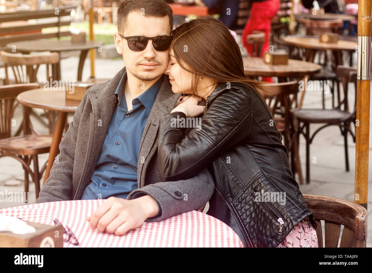 Junges Paar an die Street Cafe sitzen. Romantisches Datum und Beziehung Konzept. Stockfoto