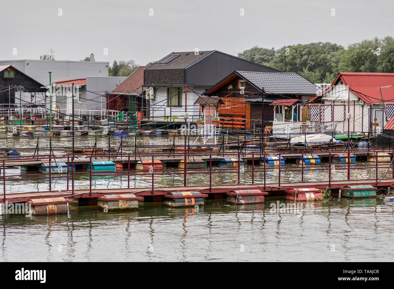 Belgrad, Serbien - Reihe von floss Häuser an der Küste der Insel Ada Ciganlija auf dem Fluss Sava günstig Stockfoto
