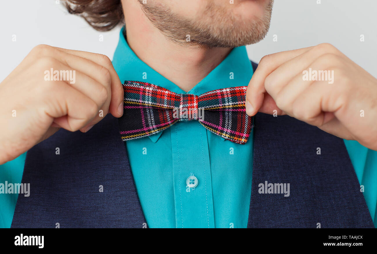 Unternehmer im blauen Hemd mit Bart korrigiert seine altmodische bowtie, hipster Style Stockfoto
