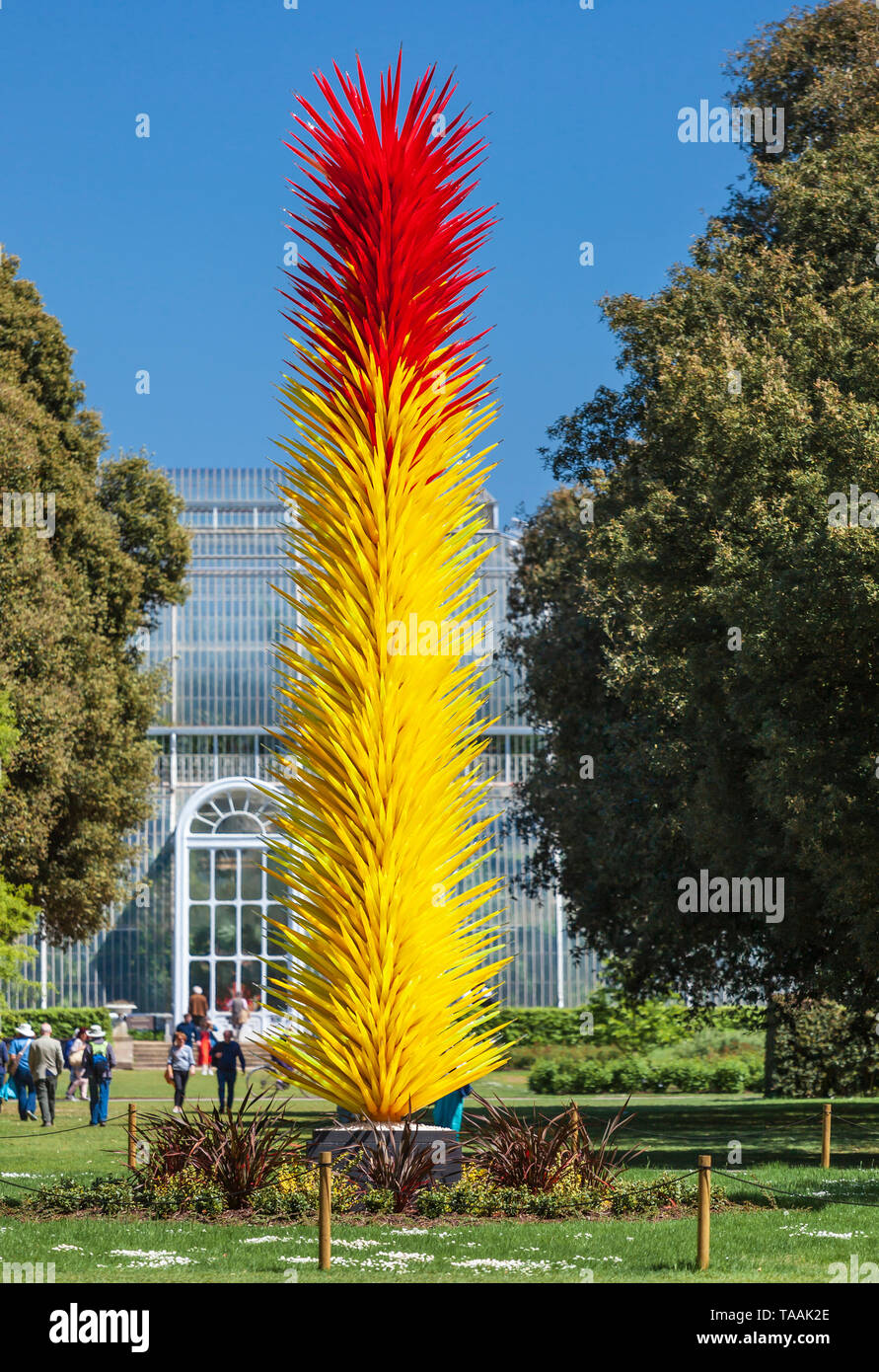 Dale Chihuly Glas Skulptur 'Roten und Gelben Icicle Tower" in Kew Gardens. Stockfoto