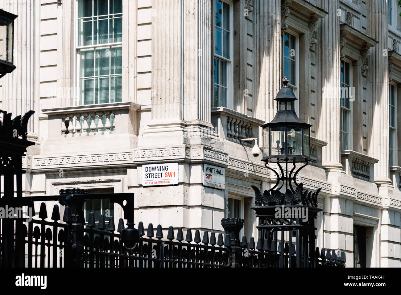 London, UK, 14. Mai 2019: Straßennamen Schilder Downing Street und Whitehall in das Tor der 10 Downing Street, der Residenz des Premierministers der U Stockfoto
