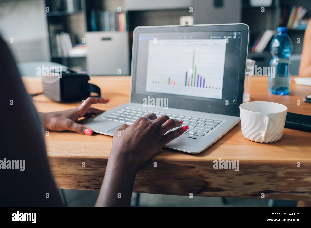 Geschäftsfrau schreiben mit Laptop im modernen Büro- und planen ein Projekt - Technologie, Interaktion, Kreativität Stockfoto