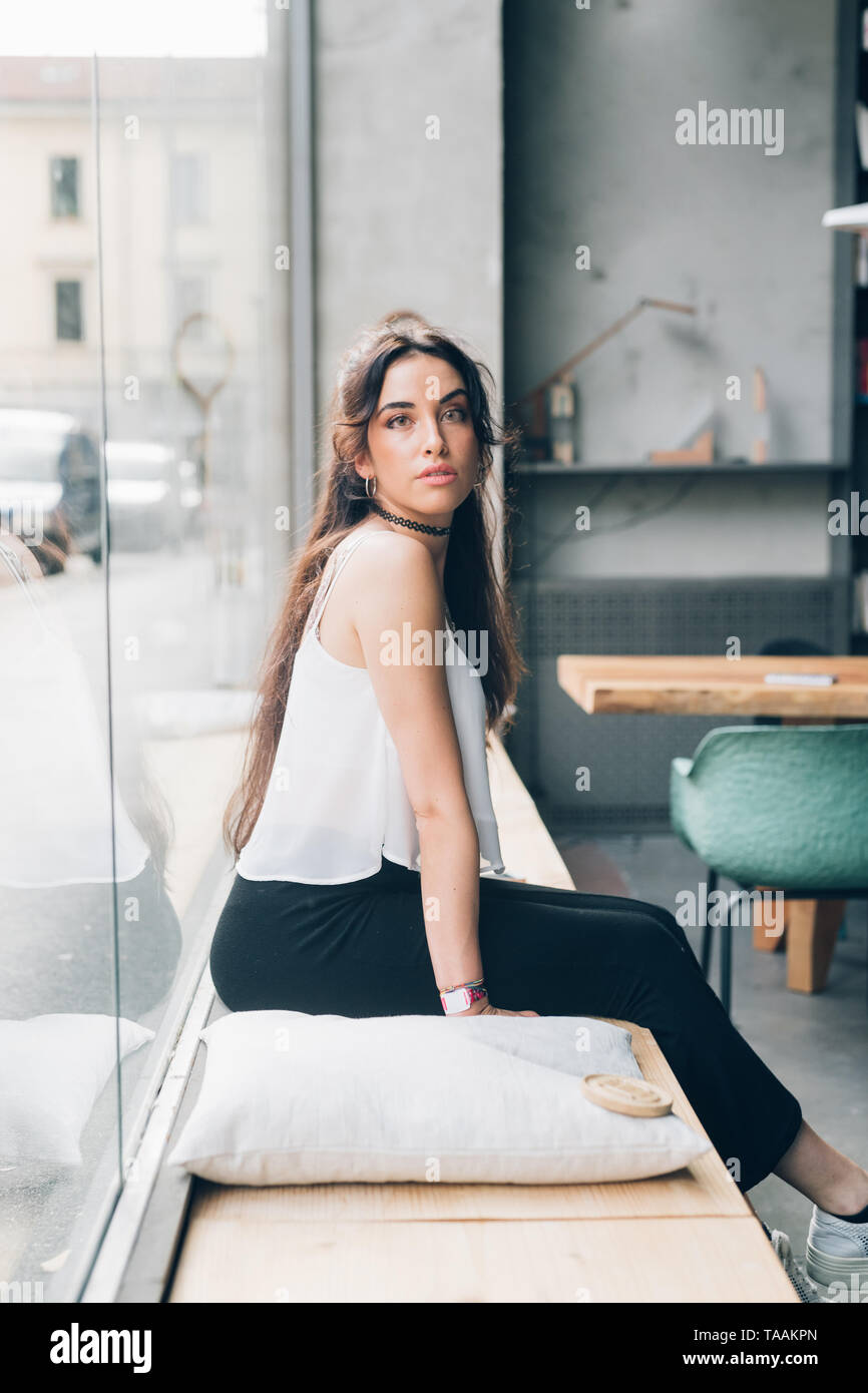 Porträt der jungen kaukasischen Frau sassen und Kamera in helle Wohnung - Jugend, neue Generation, Emanzipation Stockfoto
