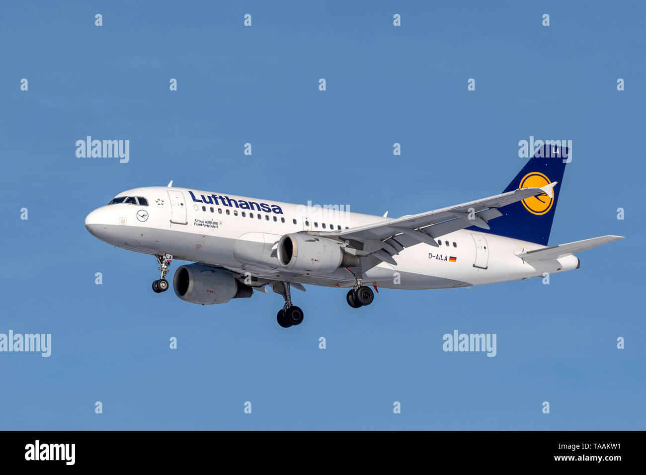 München, Deutschland - 08. Februar 2019: Lufthansa Airbus A 319-114 mit dem Flugzeug Registrierung D-AILA in der Annäherung an die Nordbahn des Mu Stockfoto