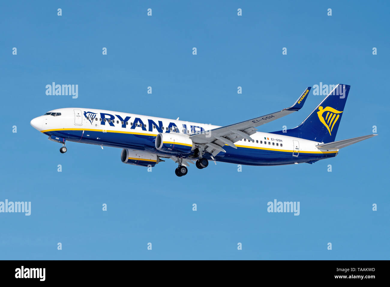 München, Deutschland - 08. Februar 2019: Ryanair Boeing 737-8 als mit dem Flugzeug Registrierung EL-GSH in der Annäherung an die nördliche Landebahn des München Stockfoto