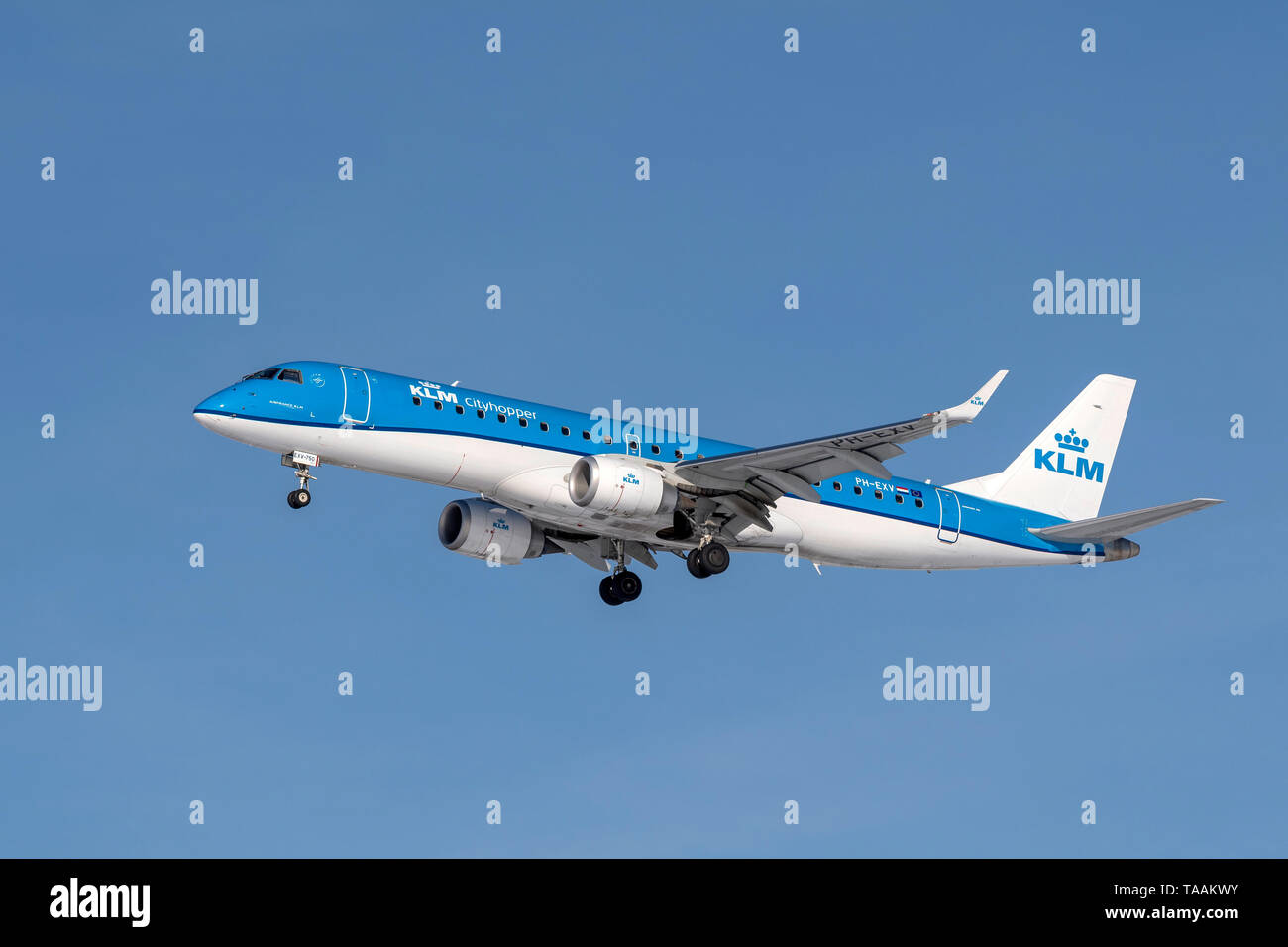 München, Deutschland - 08. Februar 2019: KLM Embraer ERJ-190 STD mit dem Flugzeug Registrierung PH-EXV in der Annäherung an die nördliche Landebahn des München Stockfoto