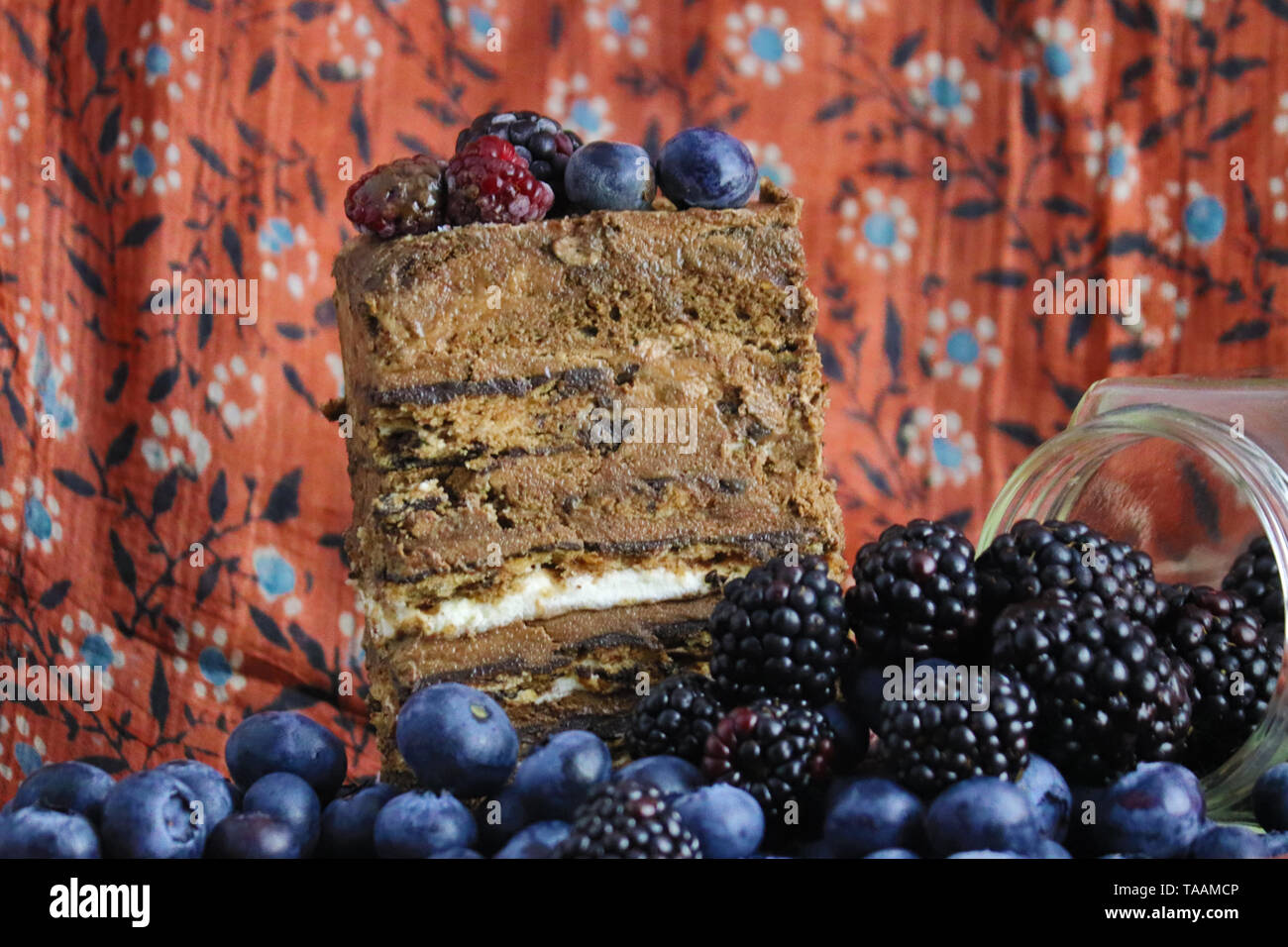 Schokoladenkuchen mit Beeren Stockfoto