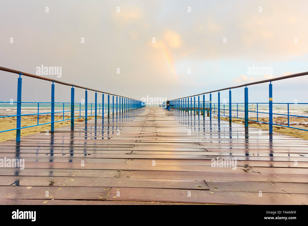 Perspektive der Pier nach Regen, Zypern Stockfoto