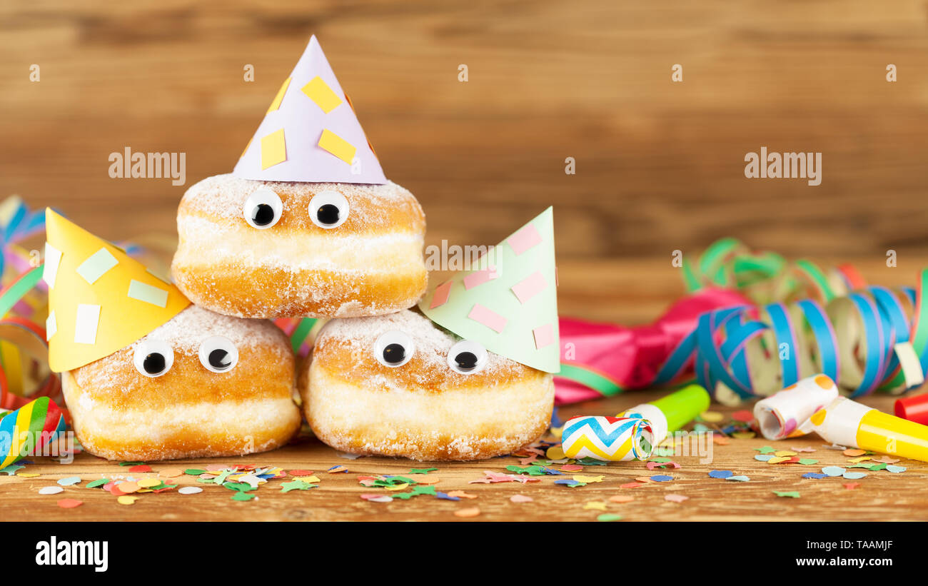 Karneval Hintergrund mit Party Dekoration und Kuchen Stockfoto