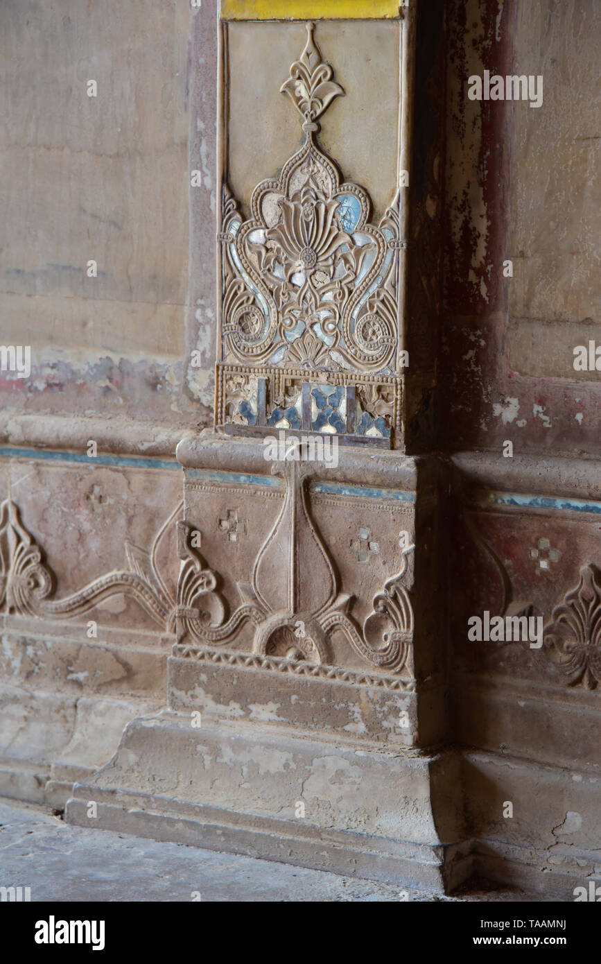 Elegante Mogul-Stil floralen Motiven auf Säulen und Wände in der ganzen schönen Garh Palast, Bundi, Rajasthan, Indien, Asien geschnitzt. Stockfoto