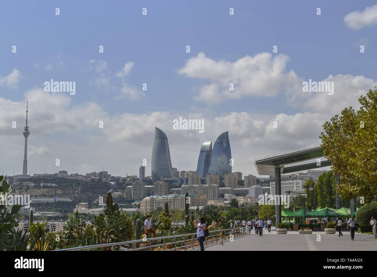 Baku, Aserbaidschan, September 06, 2013: Baku Bulvar mit Stadtbild ansehen und Menschen zu Fuß Stockfoto