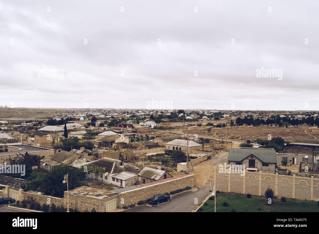 Azerbaijans Stadtrand - Häuser des Dorfes Gala auf düsteren Tag Stockfoto
