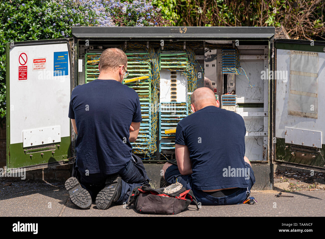 Zwei TK-Techniker arbeiten in einer Anschlussdose. Telecom, Telekommunikation Anschlussdose öffnen Mit dem Ingenieur Techniker arbeiten Stockfoto