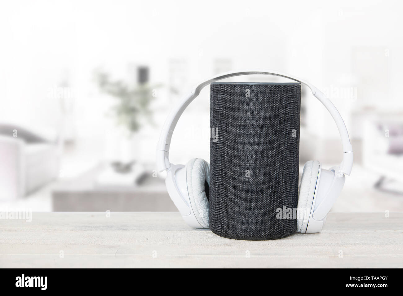 Smart Lautsprecher und hearphones gegen in einem modernen Wohnzimmer. Leere Raum für Editor's Text Stockfoto