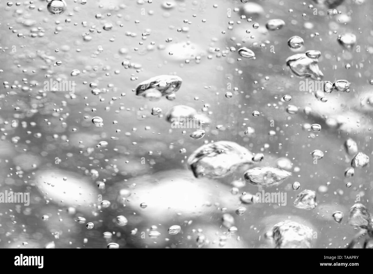 Kochendes Wasser mit und ohne Kohlensäure im Glas Topf, Blasen- und Spritzwasser-abstrakten Hintergrund. Stockfoto