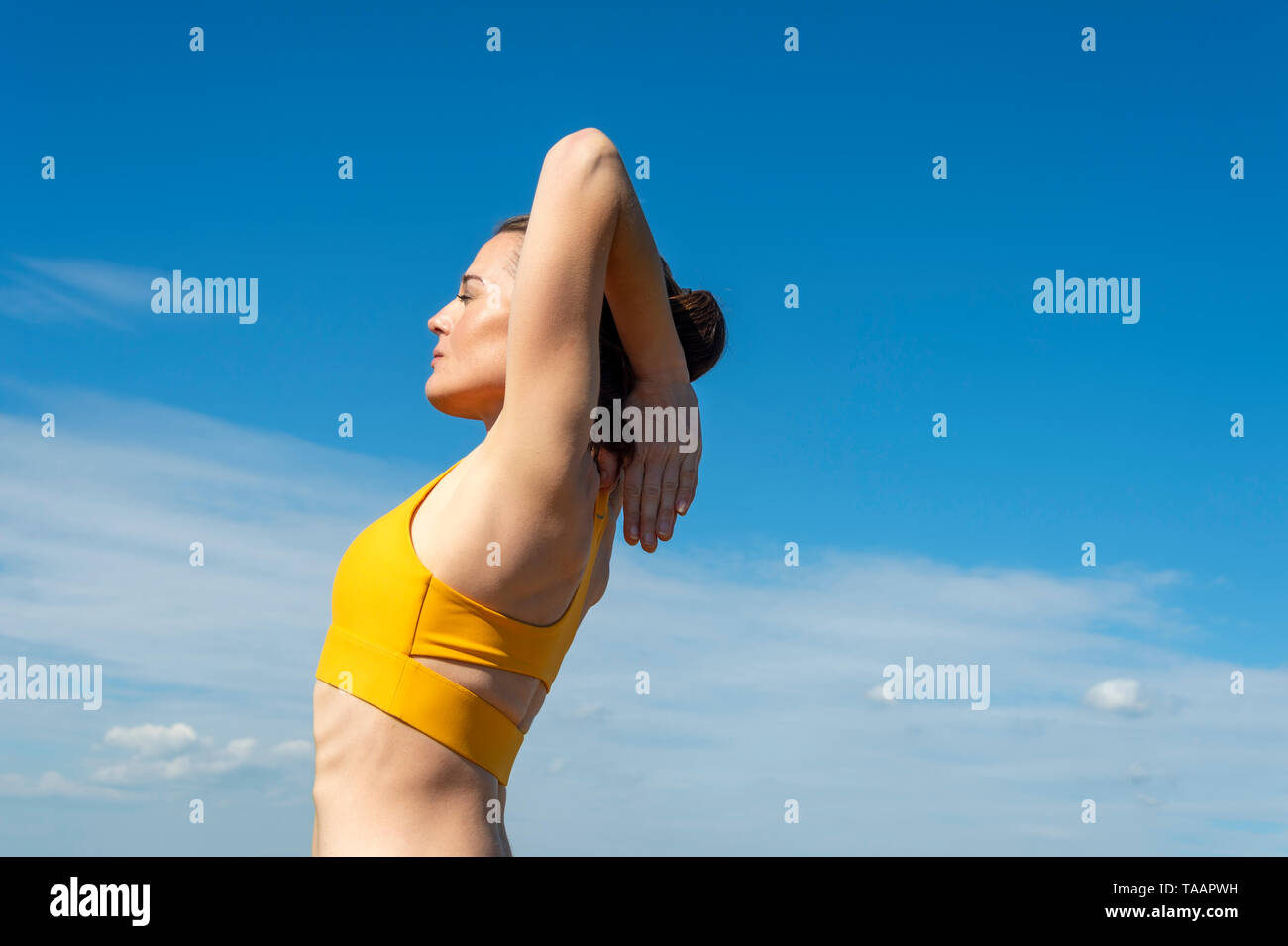 Nahaufnahme einer Frau meditieren im Freien mit blauem Himmel, Yoga, Stockfoto