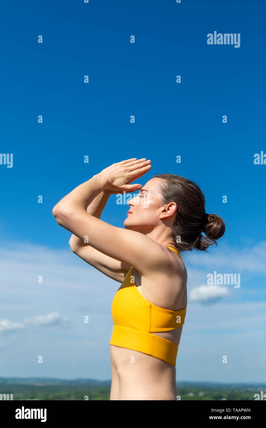 Frau im Freien meditieren, Yoga, drittes Auge darstellen. Stockfoto