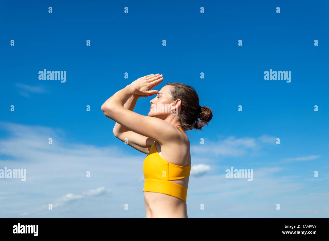 Frau im Freien meditieren, Yoga, drittes Auge darstellen. Stockfoto