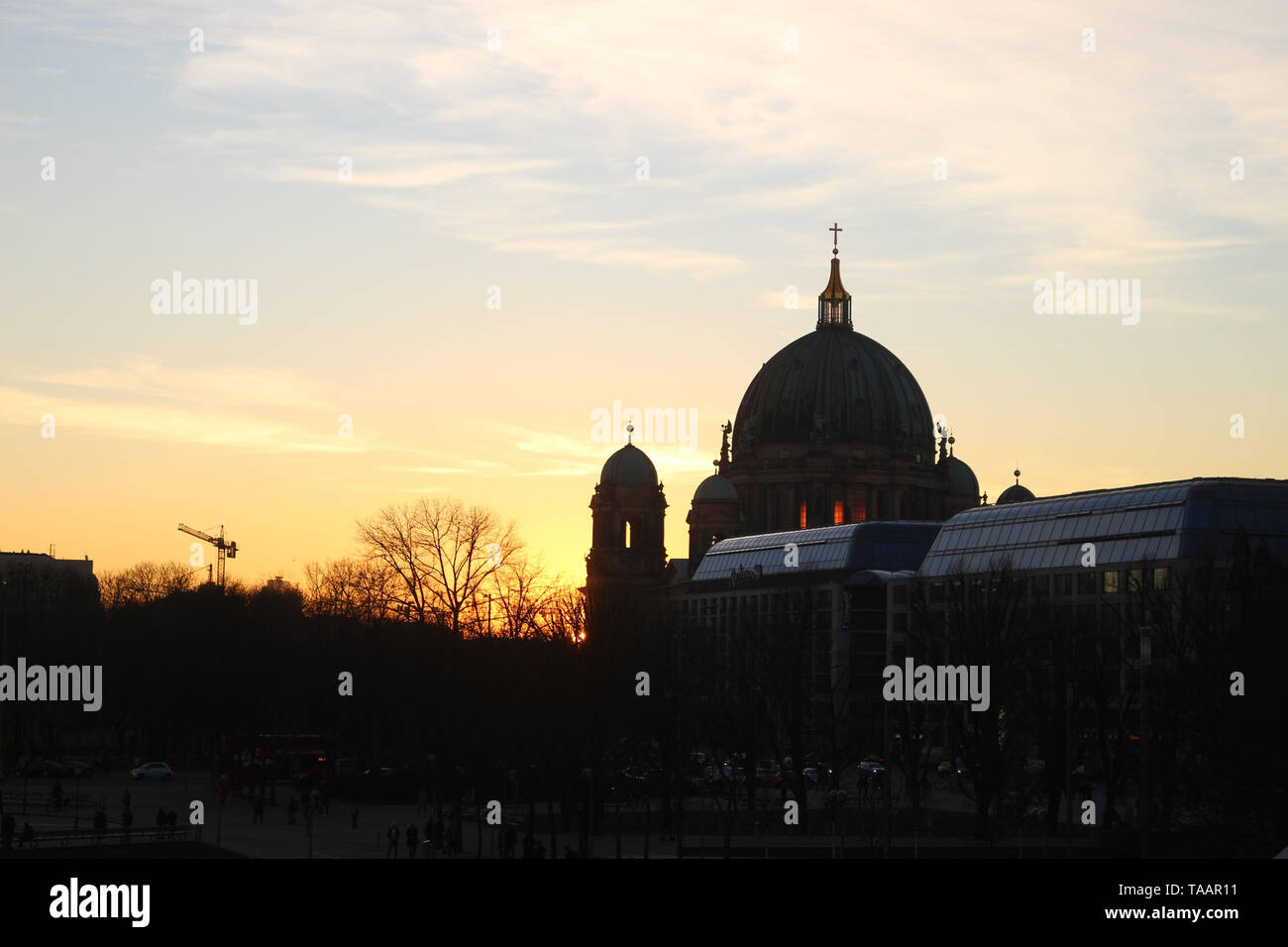 Sonnenuntergang und St. Nikolaikirche ist die älteste Kirche in Berlin, Hauptstadt der Bundesrepublik Deutschland. Die Kirche liegt im östlichen Teil der Berliner City. Stockfoto