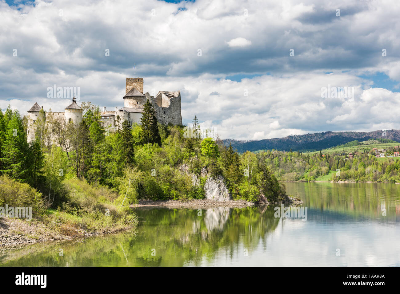 Niedzica Castle auf einer Klippe bei Czorsztyn See in Polen. Grüne Landschaft Übersicht.. Stockfoto