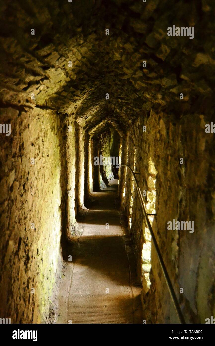 Tunnel im Inneren einer Burgmauer in Wales Stockfoto